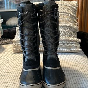 Sorel waterproof lace up boot with natural rubber.